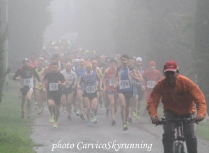 Aido_Run_2014_Caprino_partenza_nebbia_photo_credit_Carvico_skyrunning