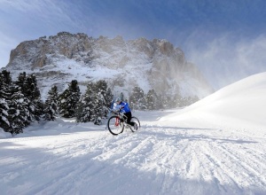 winter games (1) mountain bike sellaronda val gardena neve photo COMetaPRessBrenaCanonDigital