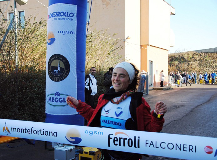 Montefortiana 2015 ecomaratonaClivus 2015 arrivo di Rampazzo Silvia foto Valetudo skyrunning rosa