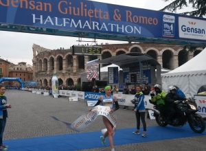 Sara Dossena mezza maratona verona febbraio 2015 vittoria photo credit Manuel Scarparo