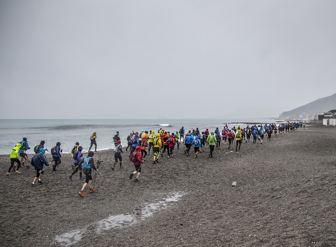 Maremontana Loano 2015 Partenza_spiaggia_49 Km photo credit Fabrizio Gresti