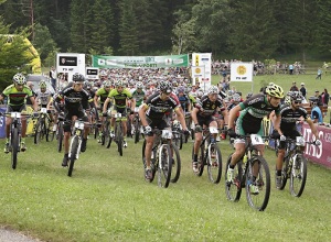 Lavarone_100_km_dei_forti_2015_mountain_bike_partenza_photo_Newspower_Canon