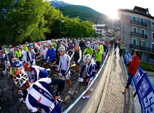 ciclismo_granfondo_stelvio_santini_foto_03_gruppo_partenza