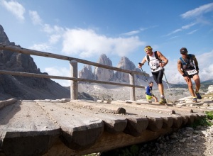 auronzo_di_cadore_camignada_2014_sullo_sfondo_le_tre_cime_di_lavaredo_Ph_archivio_Cai_Auronzo