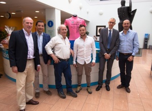 santini_maglia_rosa_2015_firmata_contador_consegna_ciclismo