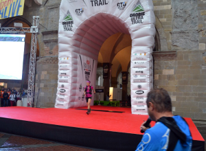 orobie_ultra_trail_2015_piazza_vecchia_bergamo_lisa_borzani_vince_palco_ph_organizzazione