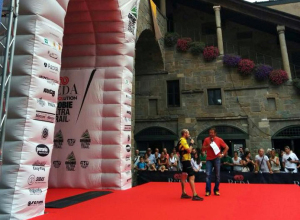 orobie_ultra_trail_2015_piazza_vecchia_bergamo_marco_zanchi_vincitore_palco_ph_organizzazione