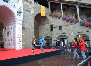 orobie_ultra_trail_2015_piazza_vecchia_bergamo_palco_fiori