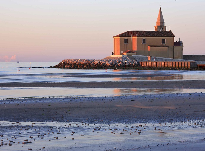 Caorle / La chiesa e la spiaggia di Levante