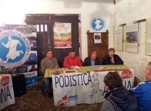 Cross_della_Rocca_2015_Arona_da_sx_assessore_sport_Arona_Monti_Casorati_Ponti_e_Galuppo_della_Podistica_Arona_photo_credit_organizzazione