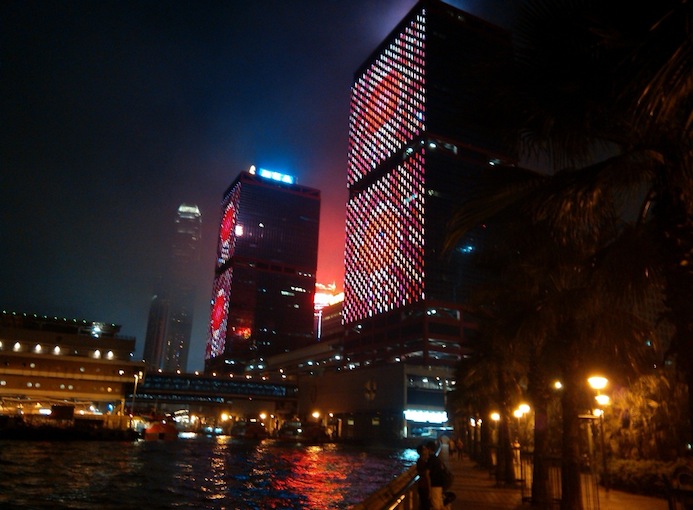 Hong_Kong_2015_vista_su_Hong_Kong_in_notturna_photo_credit_Valetudo_Skyrunning_Italia.jpg