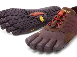 Vibram_Fivefingers_2015_TrekAscent_Grape-Red_donna_photo_credit_Vibram