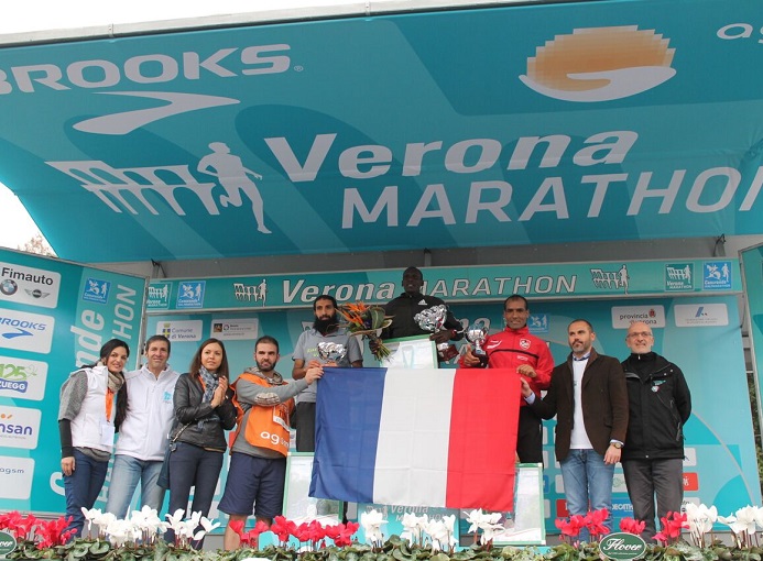 verona-marathon-2015-podio-m-bandiera-francia-ph-sergio-tempera-daniela-bonizzoni