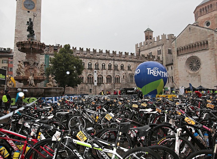 Bike Transalp bici piazza ph Newspower Canon