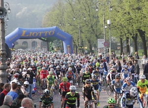 granfondo_liotto_vicenza_2015_partenza_ciclismo_ph_newspower_canon