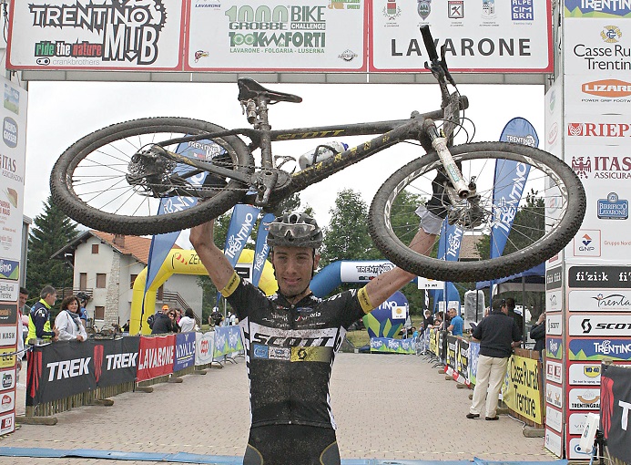 juri-ragonli-marathon-100kmdeiforti-2015-vincitore-scott-ph-newspower-canon