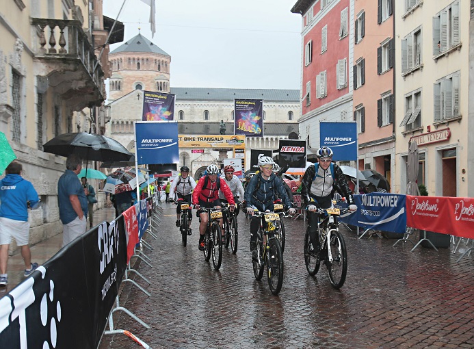 bike-transalp-2014-mtb-partenza-tappa-trento-ph-newspower