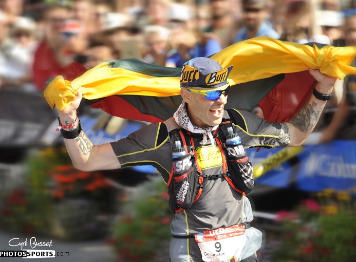 utmb-2016-finish-line-gediminas-grinius-2-photo-credit-photossports-com