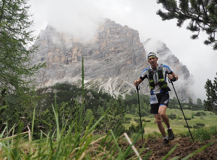 Alessandro Colombi (Gan Nembro) alla Dolomiti Extreme Trail 2016, nono classificato nella 53 km. Sullo sfondo il monte Pelmo.