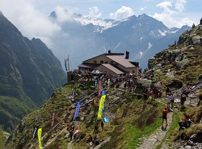 Il rifugio Coca incastonato fra le montagne dell'Alta Valle Seriana, sede d'arrivo di Orobie Vertical. Foto Matteo Zanga