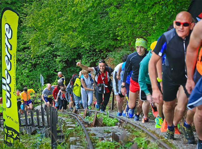 L'ininterrotta fila di persone sulla salita della 535 in Condotta - foto di Pio Rota