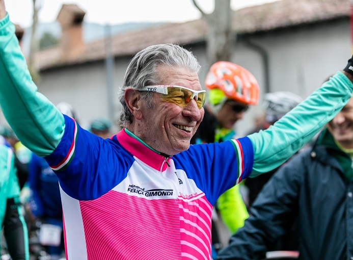 Felice Gimondi con la maglia rosa celebrativa della 21.sima Granfondo Internazionale Felice Gimondi Bianchi (Credits Marco Quaranta)