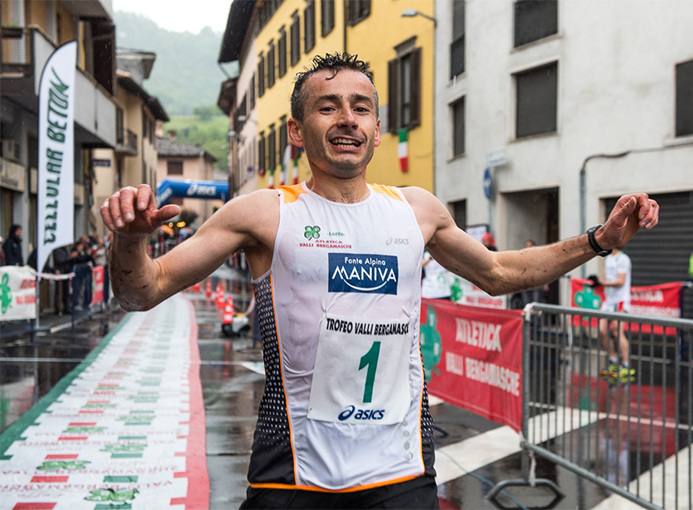 Alessandro Rambaldini taglia il traguardo del Trofeo Valli Bergamasche - foto Gulberti