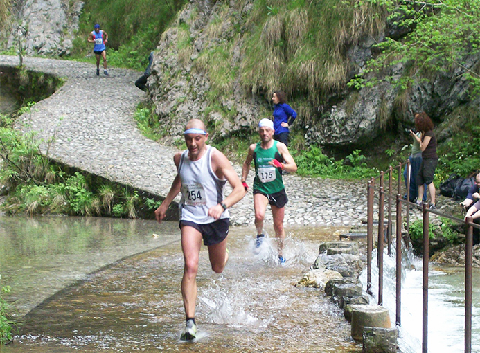 Oliviero Bosatelli alla Skyrace del Segredont mentre attraversa la Val Vertova - foto di Luca Bosio