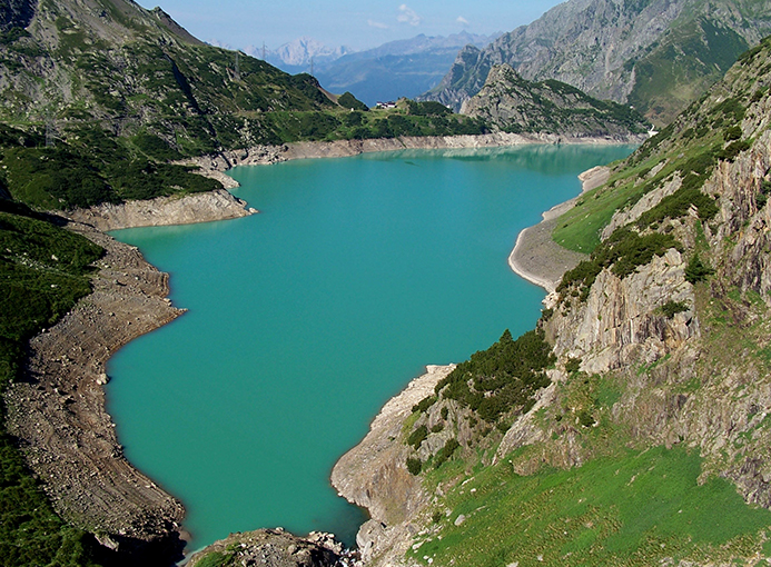 La diga vista dalla strada che conduce al rifugio Barbellino