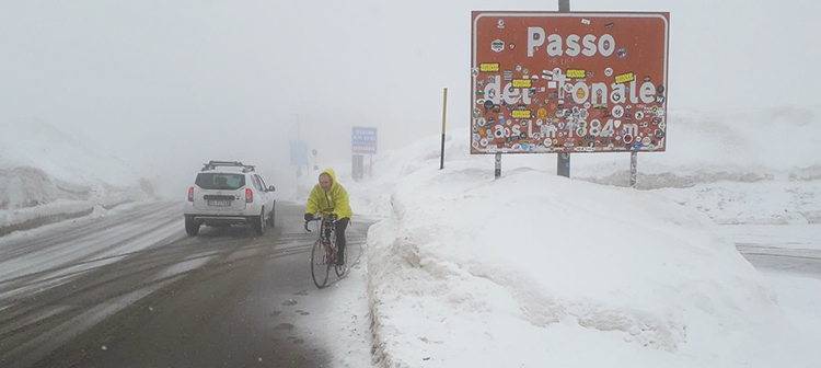Paolo Parzani in cima al Passo del Tonale innevato con la bici da corsa