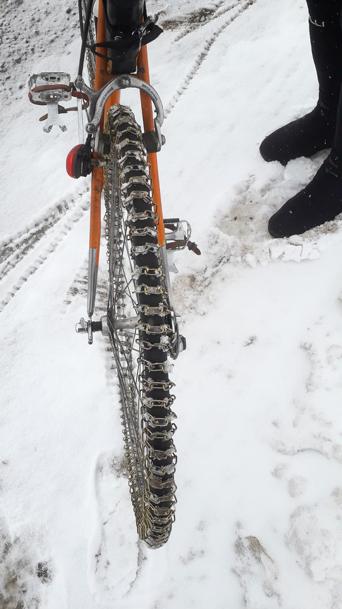 Le catene da neve sulla bici da corsa di Paolo Parzani