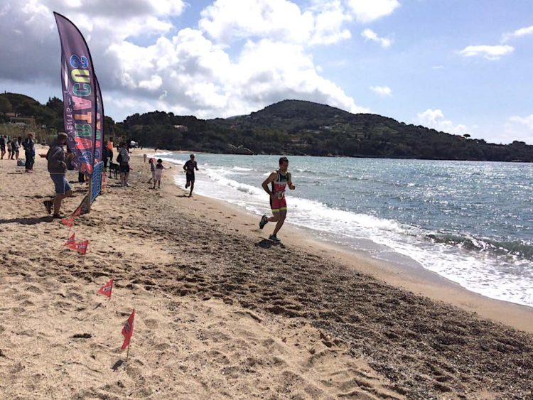 elba triathlon tour spiaggia corsa