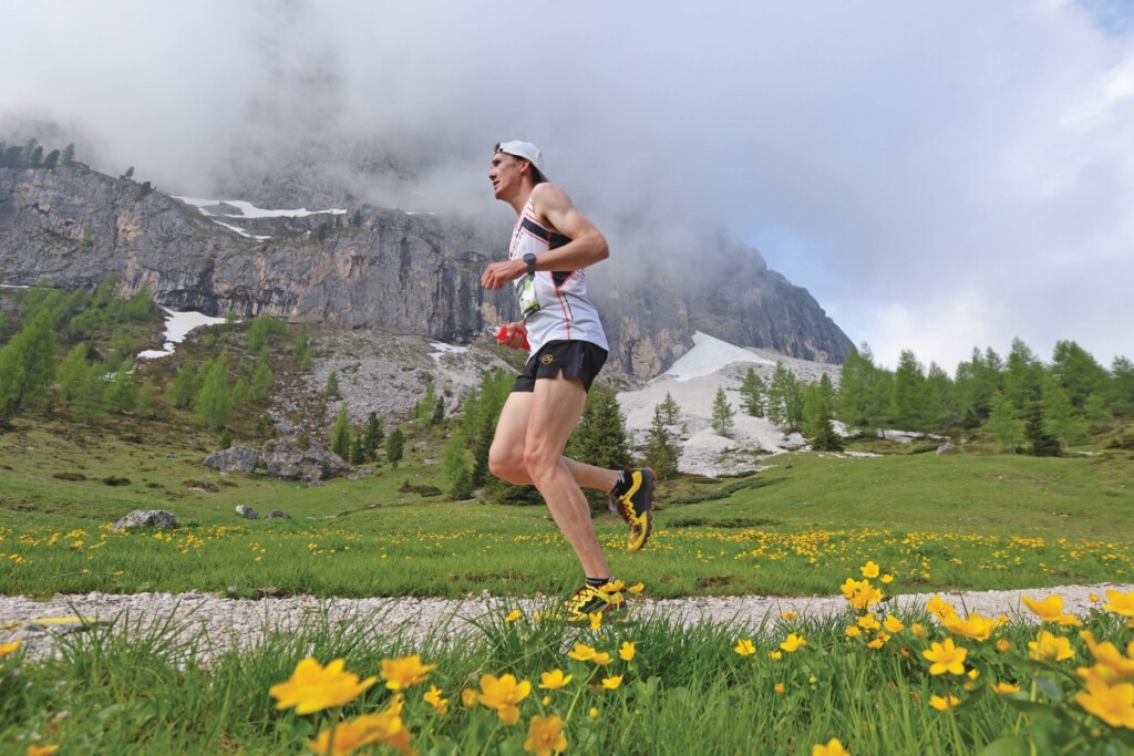 Il runner Alex Oberbacher alla Dolomites Saslong Half Marathon tra i sentieri delle Dolomiti