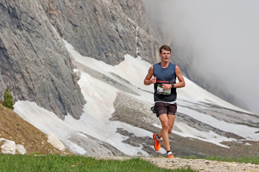 Luca Clara in corsa alle Dolomites Saslong Half Marathon tra le cime innevate delle Dolomiti