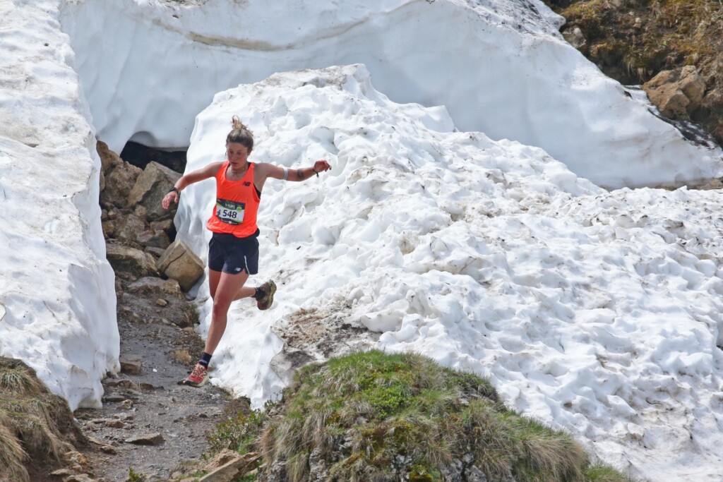 Martina Bilora affronta un tratto innevato durante la Dolomites Saslong Half Marathon nelle Dolomiti