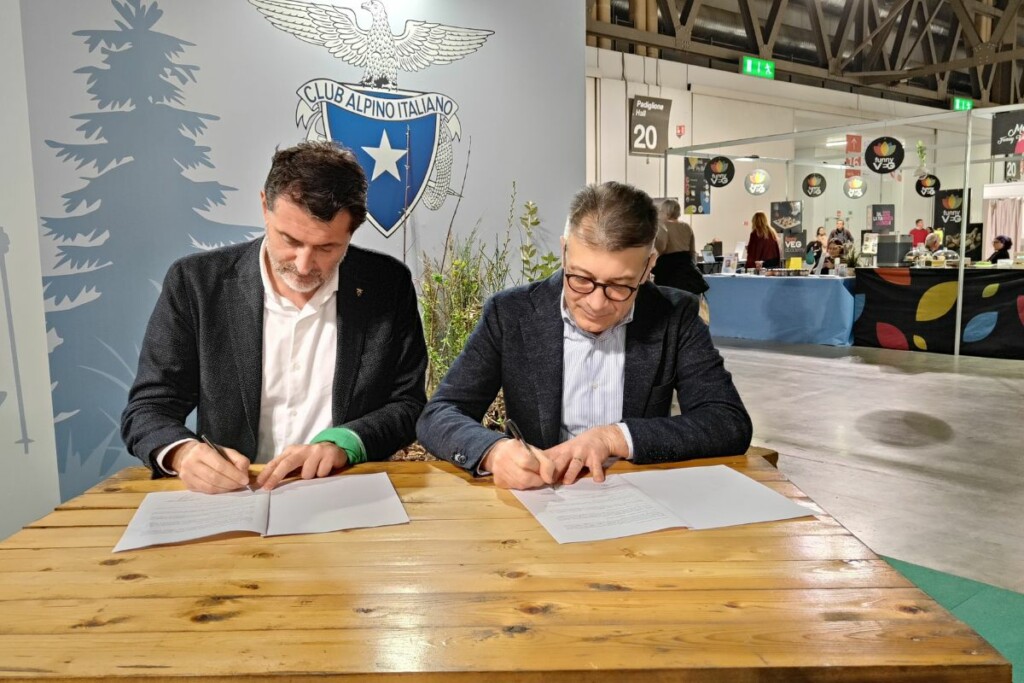 Firma dell'accordo tra Ersaf e Club Alpino Italiano. Nella foto Antonio Montani e Fabio Losio durante la consegna della convenzione