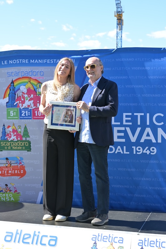 Manuela Levorato riceve la targa commemorativa dal presidente Gianni Merlo
