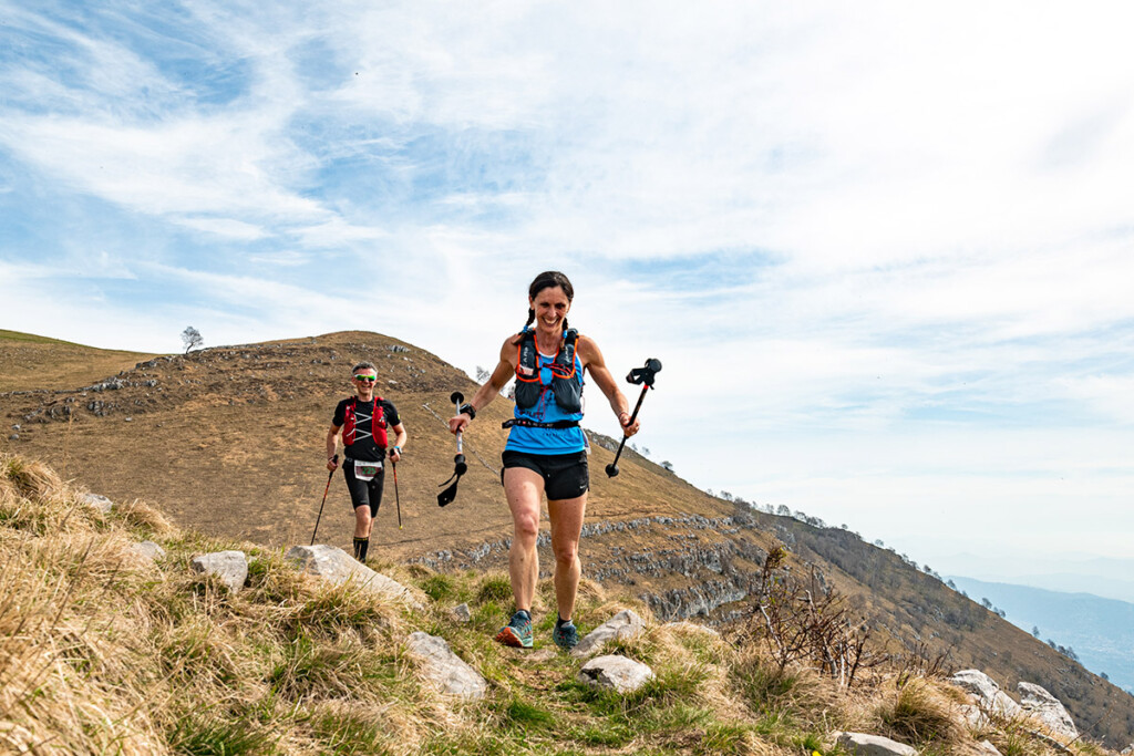Due trail runner in salita sul sentiero del Monte Linzone durante il Linzone Trail, Palazzago 2024