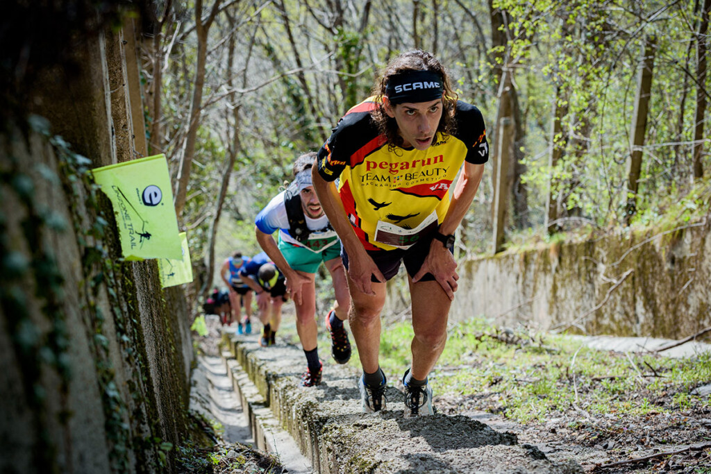 Atleti in salita lungo la ripida scalinata della cava Italcementi durante il Linzone Trail 2024 a Palazzago