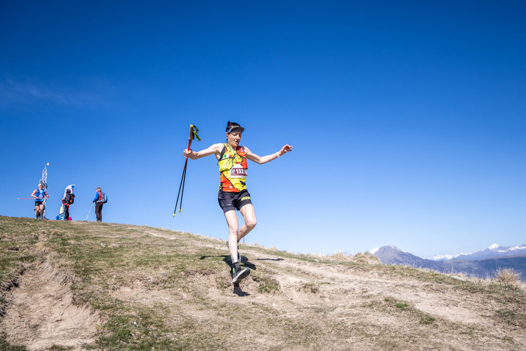 Elisa Pallini in discesa sui sentieri del Linzone Trail 2025, durante la gara lunga a Palazzago.