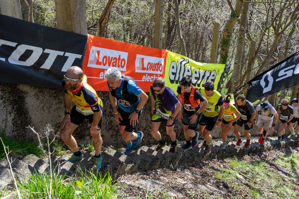 Atleti in salita sulla scalinata del Linzone Trail a Palazzago, durante la gara 2025