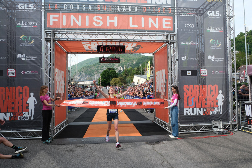 Sara Bottarelli taglia il traguardo della Sarnico Lovere Run 2025 in prima posizione