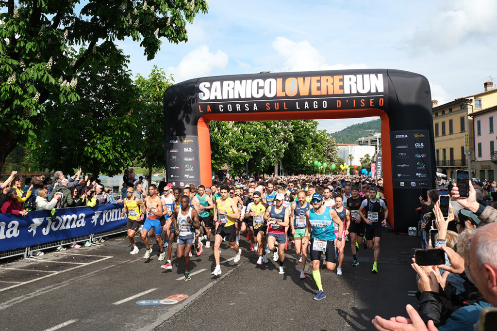 Partenza della Sarnico Lovere Run 2025 con 3.400 atleti lungo il lago d’Iseo.