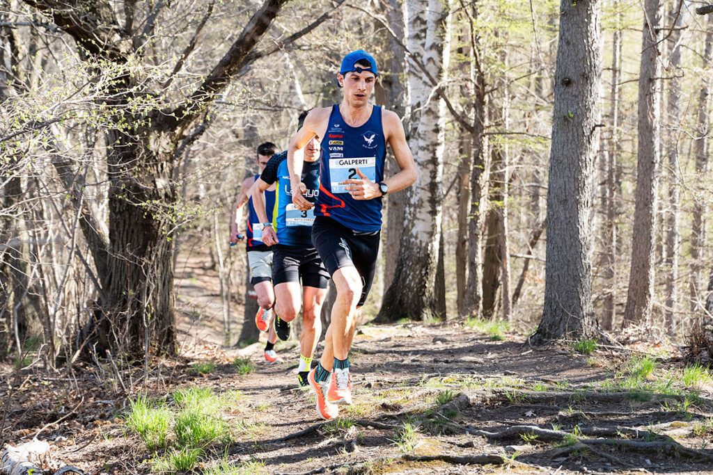 Danilo Brambilla in gara al Trail dei Corni 2025 nel bosco di Valbrona