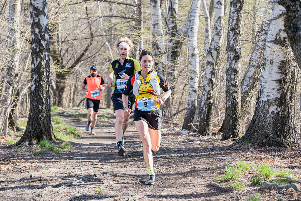 Roberta Jacquin in azione al Trail dei Corni 2025 nei boschi di Valbrona