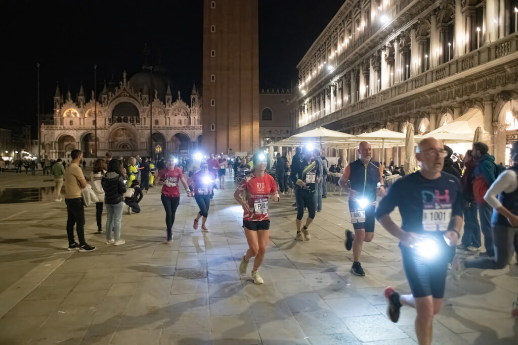 Runner attraversano Piazza San Marco durante il CMP Venice Night Trail