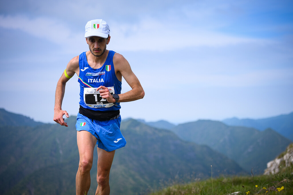 Andrea Elia corre al Trofeo Nasego 2025 con la maglia della nazionale italiana, sullo sfondo le montagne della Valsabbia.
