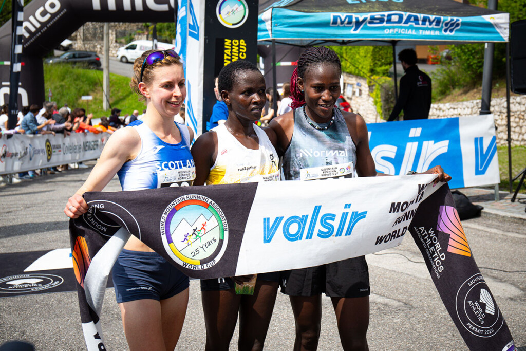 Podio femminile Trofeo Nasego 2025 con Scout Adkin, Philaries Jeruto Kisang e Joyce Muthoni Njeru al traguardo della gara di mountain running a Casto.
