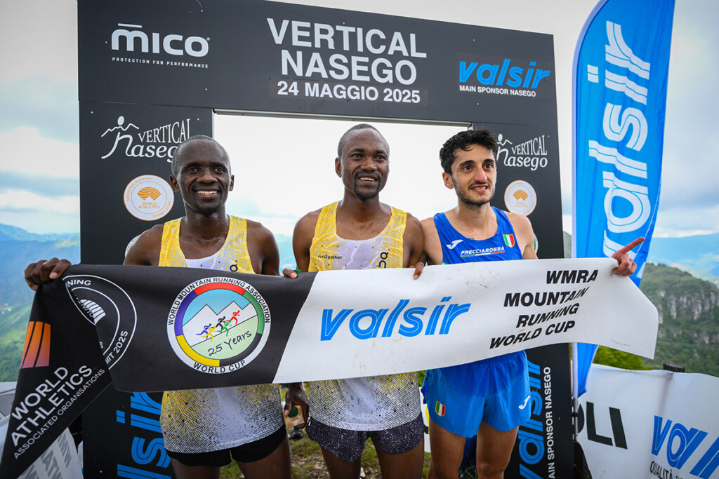 Podio maschile Vertical Nasego 2025 con Philemon Kiriago, Richard Atuya e Andrea Elia, sullo sfondo il paesaggio montano della Valle Sabbia.