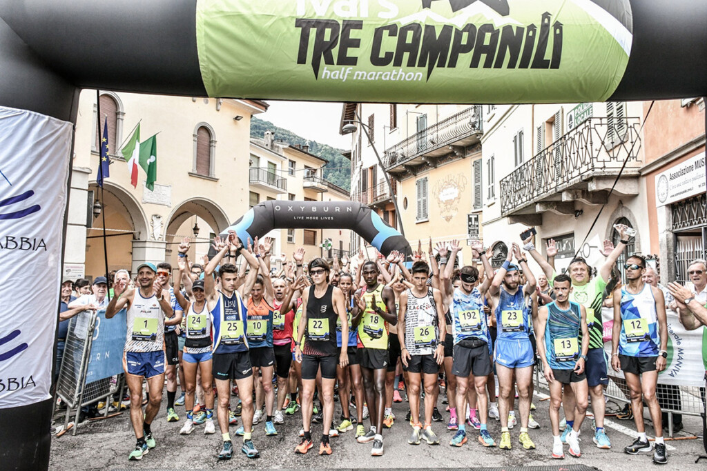 Gli atleti alla partenza della Ivars Tre Campanili Half Marathon 2025 in Piazza Garibaldi a Vestone